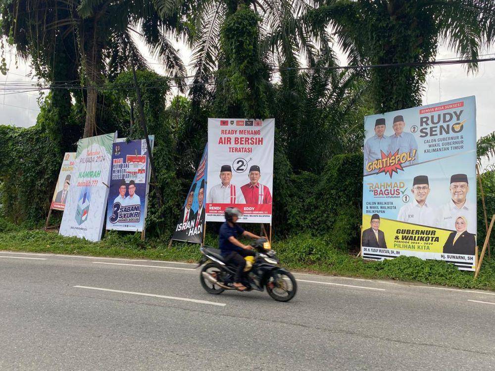 Bawaslu melarang penggunaan spanduk paket paslon pilkada. (IDN Times/Erik Alfian)