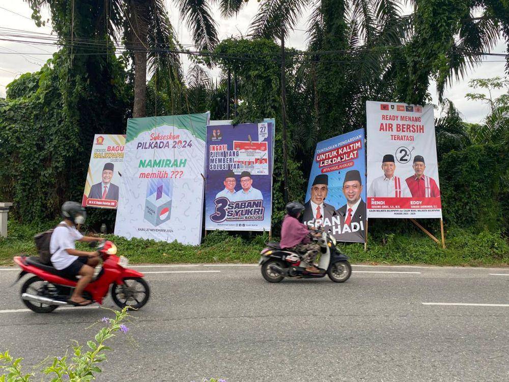 APK para paslon Pilkada mulai dipasang di jalanan Kota Balikpapan. (IDN Times/Erik Alfian)