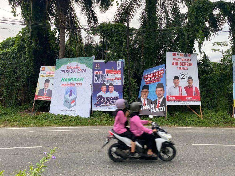 Spanduk paslon di jalanan Kota Balikpapan. (IDN Times/Erik Alfian)