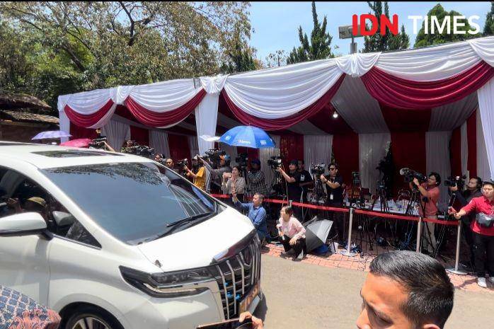 Prabowo tinggalkan Hambalang di tengah pengarahan calon kabinet pada Kamis (17/10/2024). (IDN Times/Aryodamar)
