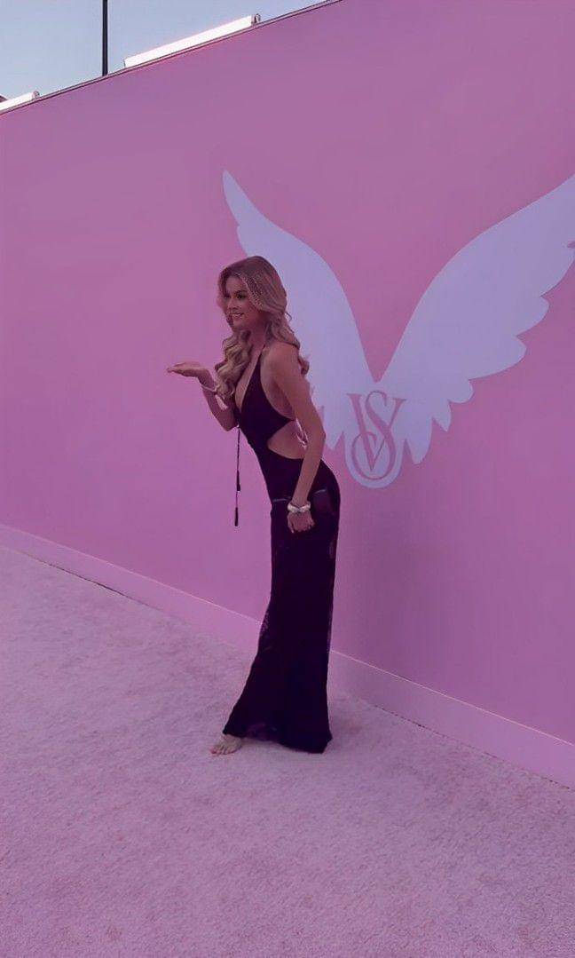Potret Krystyna Pyszkova di Victoria's Secret Fashion Show 2024 (Instagram.com/krystyna_pyszko)