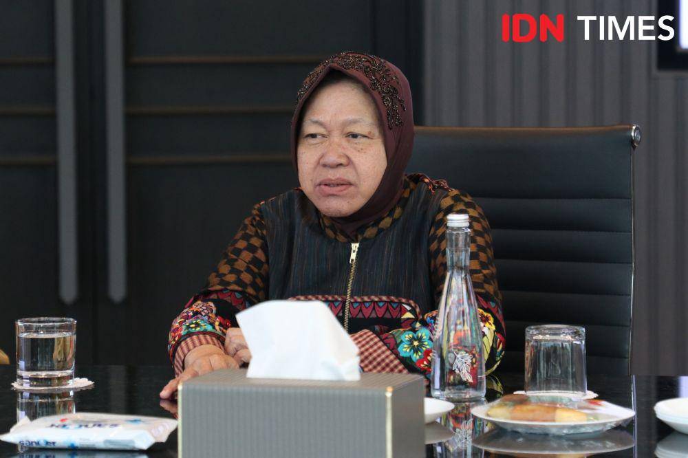 Tri Rismaharini saat mengunjungi kantor IDN HQ pada Kamis (17/10/2024). (IDN Times/Alya Achyarini)
