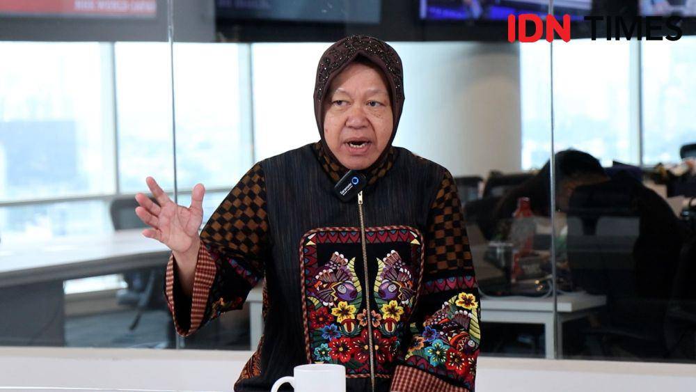 Tri Rismaharini saat mengunjungi kantor IDN HQ pada Kamis (17/10/2024). (IDN Times/Alya Achyarini)
