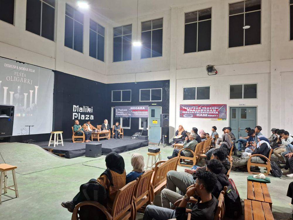 Kegiatan nobar film Pesta Oligarki di Maliki Plaza. (IDN Times/Rizal Adhi Pratama)