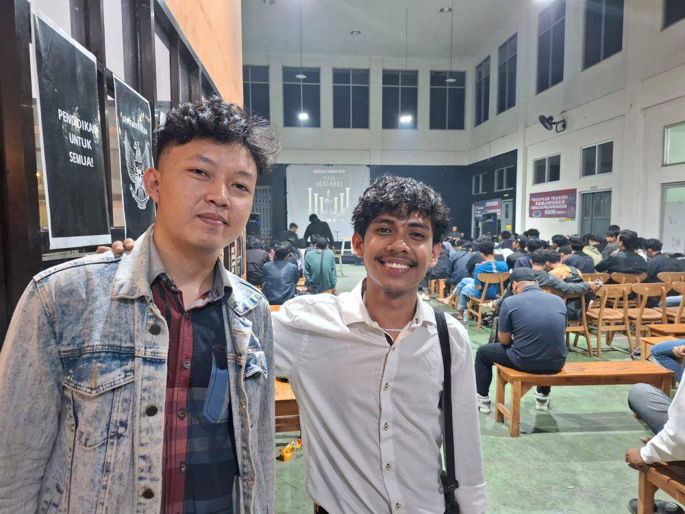 Kader HMI di acara nobar film Pesta Oligarki di Maliki Plaza, Fahim (kiri) dan Arki (kanan). (IDN Times/Rizal Adhi Pratama)