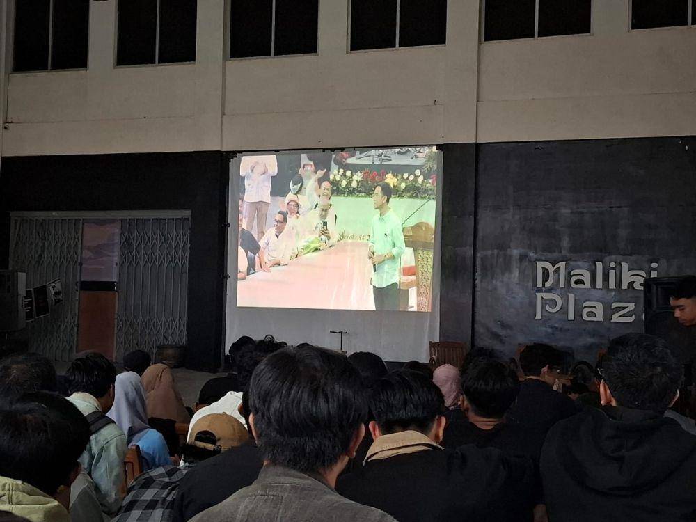 Kegiatan nobar film Pesta Oligarki di Maliki Plaza. (IDN Times/Rizal Adhi Pratama)