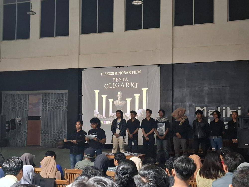 Kegiatan nobar film Pesta Oligarki di Maliki Plaza. (IDN Times/Rizal Adhi Pratama)
