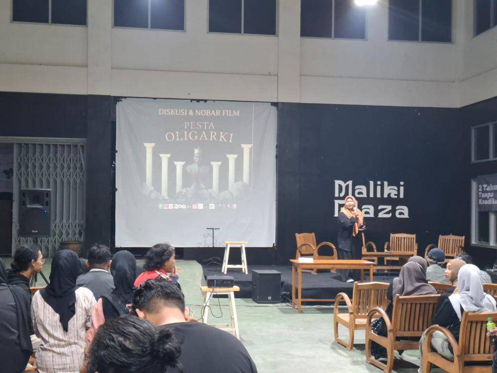 Kegiatan nobar film Pesta Oligarki di Maliki Plaza. (IDN Times/Rizal Adhi Pratama)