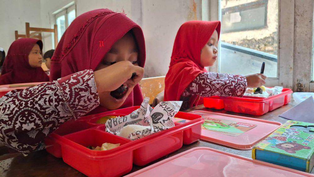 Siswa SDN 3 Cililin, Bandung Barat Mencoba Menu Makan Siang Bergizi Gratis.(Rizki/IDN Times)