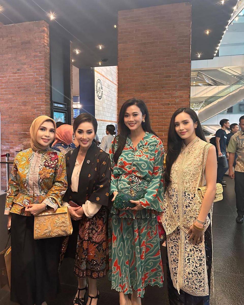 Gaya Etnik Tokoh Publik di Acara Tutur Batik (instagram.com/bebytsabina)