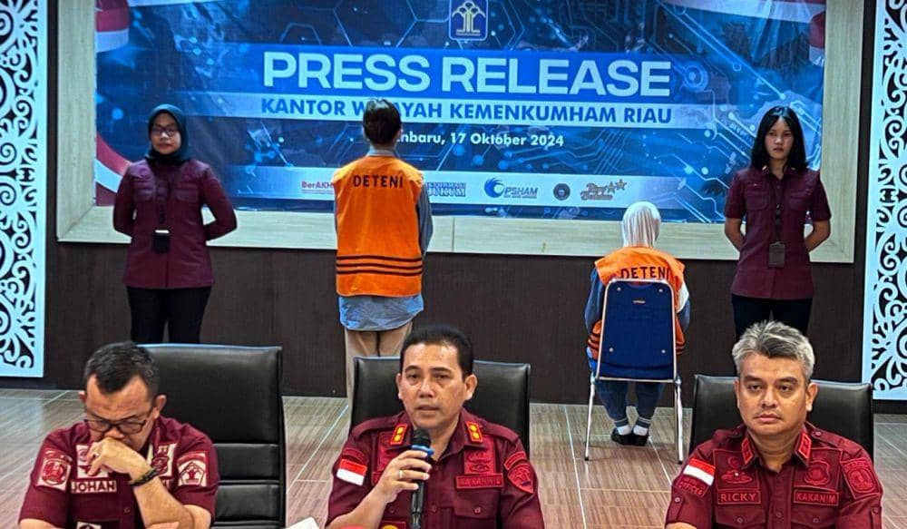 TK (yang duduk) diamankan petugas Imigrasi saat membesuk anaknya JJ (IDN Times/ Fanny Rizano)