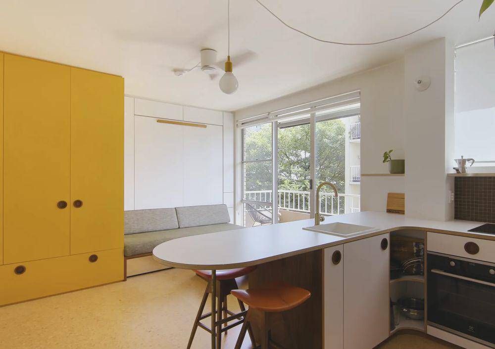 Ide gaya desain Mid-Century Modern pada rumah kecil (dok. Never Too Small)