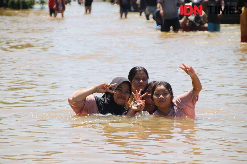 Warga di Desa Sosok terendam banjir. (IDN Times/adpim).