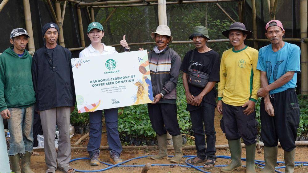 Pemberian 4.400 bibit kopi oleh Starbucks Indonesia ke para petani kopi di Manglayang Timur, Sumedang (Dokumentasi Starbucks Indonesia)