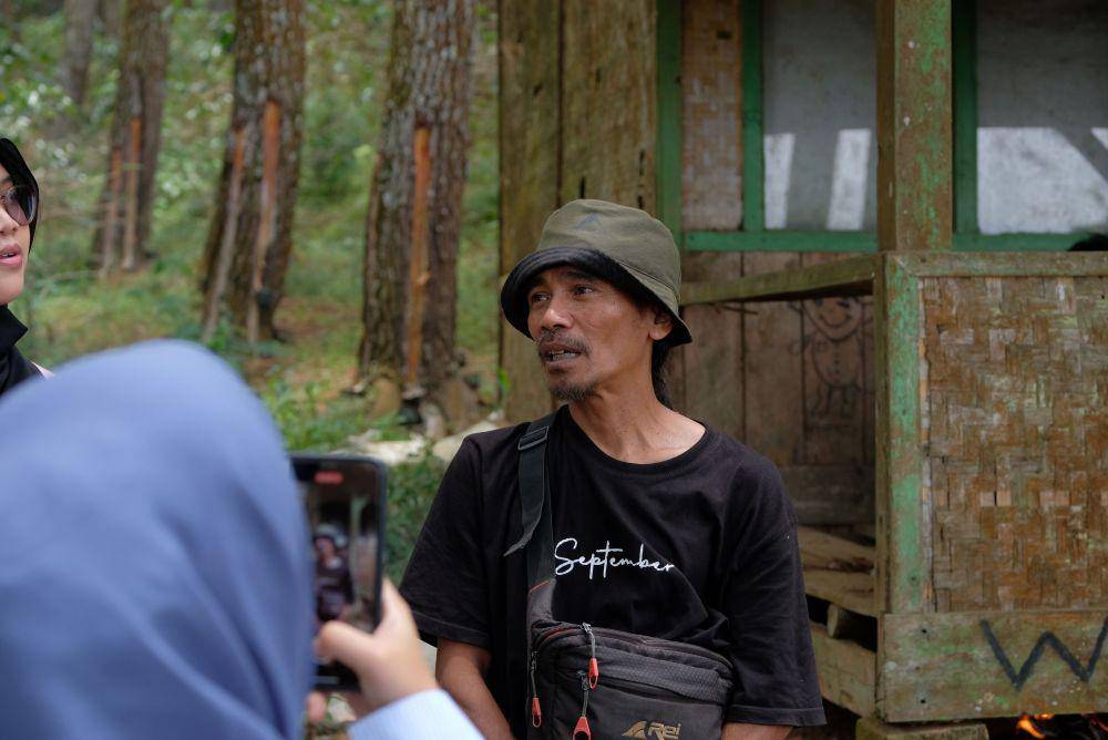 Ketua Kelompok Petani Kopi Linggarsari, Manglayang Timur, Sumedang,  Yusuf, saat menerima bantuan 44 ribu bibit kopi dari Starbucks Indonesia (Dokumentasi Starbucks Indonesia)