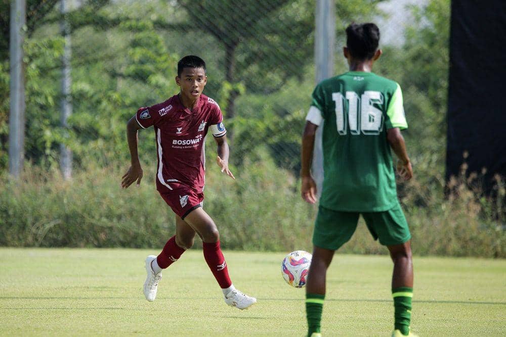 Salah satu momen pertandingan matchday ketiga Grup C Elite Pro Academy (EPA) U-18 2024/25 antara Persebaya U-18 versus PSM U-18 yang berlangsung di Lapangan C Stadion Gelora Bung Tomo Surabaya, 5 Oktober 2024. (Dok. PT Liga Indonesia Baru)