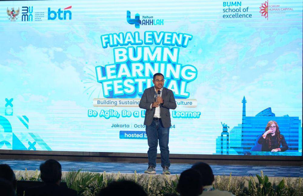 Deputi Bidang Sumber Daya Manusia, Teknologi, dan Informasi Kementerian BUMN Tedi Bharata memberikan sambutan dalam acara puncak BUMN Learning Festival 2024. Telkom dinobatkan sebagai The Most Outstanding BUMN Learning. (Dok. Telkom)