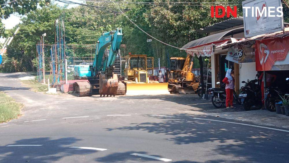 Deretan eskavator, buldozer dan crane yang terparkir di tikungan Jalan Papandayan Semarang. (IDN Times/Fariz Fardianto)