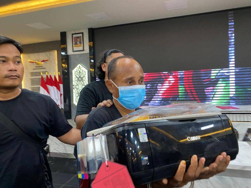 IW dan printer yang dia gunakan untuk mencetak uang palsu. (Dok. Polresta Samarinda)