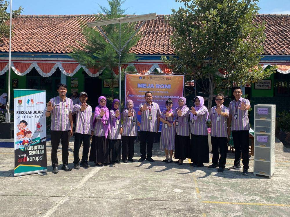Jajaran guru SDN Tugurejo 02 Semarang. (IDN Times/Fariz Fardianto)