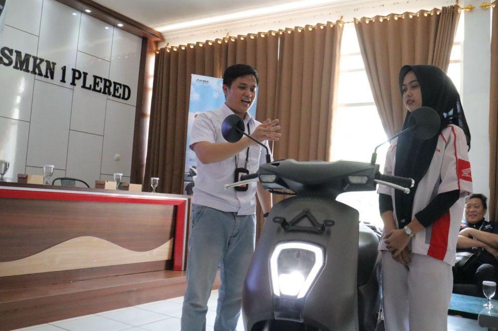 AHM Edukasi Teknologi Sepeda Motor Listrik di SMK Binaan