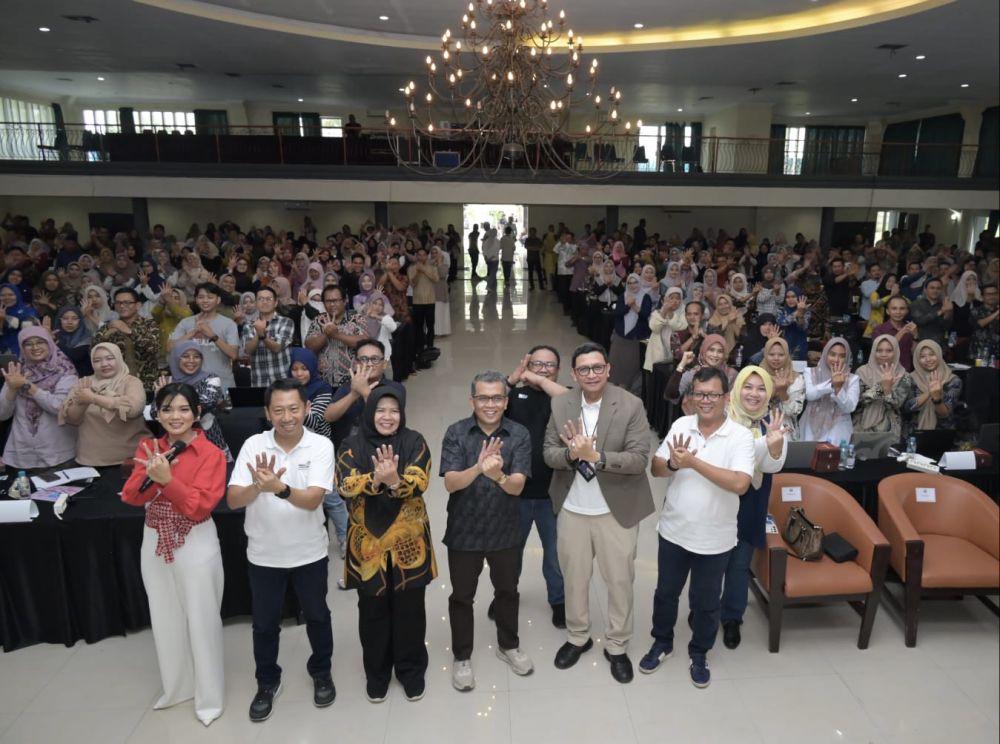 Senior General Manager Social Responsibility Center Telkom Hery Susanto, Kepala Dinas Pendidikan dan Kebudayaan Kabupaten Subang Dra. Nunung Suryani, M.Si, Pengamat Kebijakan Publik dan pakar pendidikan Prof. Dr. Karim Suryadi, M.Si, EVP Telkom Regional II E. Kurniawan, dan GM Witel Bekasi Karawang Hari Purwanto dalam acara ‘Indonesia Digital Learning for Great Teacher’ yang berlangsung pada 12-13 Oktober 2024 di Gedung Serbaguna Mulia, Kabupaten Subang. (dok. Telkom)
