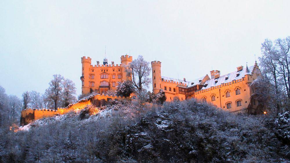 Kastel Hohenschwangau (https://en.m.wikipedia.org/wiki/File:DE_Bavaria_Hohenschwangau_castle_Nov.jpg)