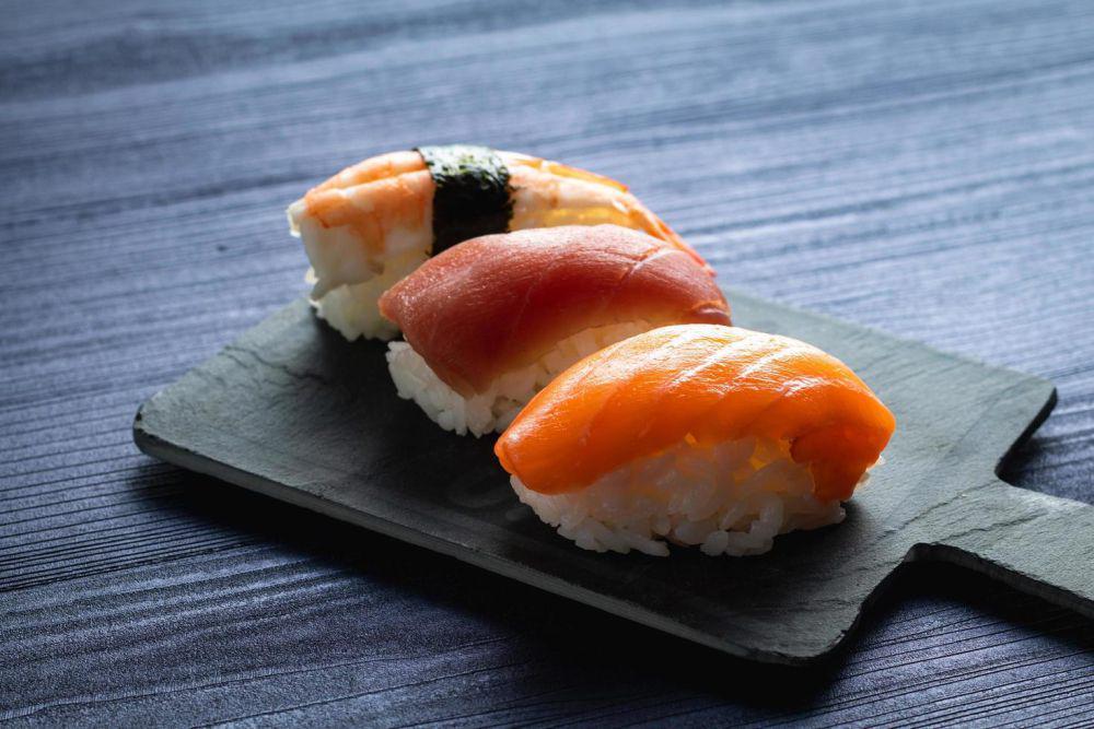 ilustrasi sushi (vecteezy.com/danielmegias)