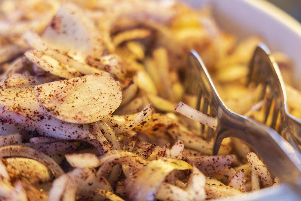 ilustrasi memasak bawang (pixabay.com/Engin Akyurt)