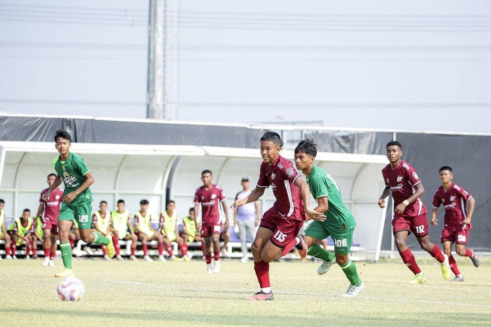 Salah satu momen pertandingan matchday ketiga Grup C Elite Pro Academy (EPA) U-20 2024/25 antara Persebaya U-20 versus PSM U-20 yang berlangsung di Lapangan C Stadion Gelora Bung Tomo Surabaya, 5 Oktober 2024. (Dok. PT Liga Indonesia Baru)