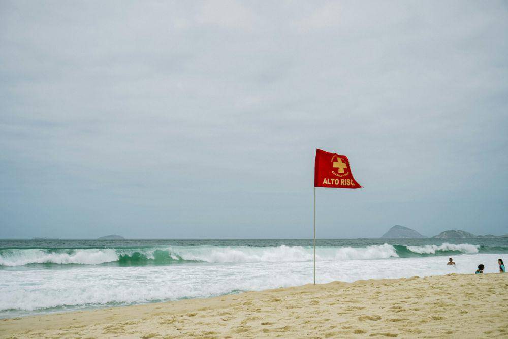 Ilustrasi tanda bendera merah di pantai (pexels.com/Cristiano Junior)