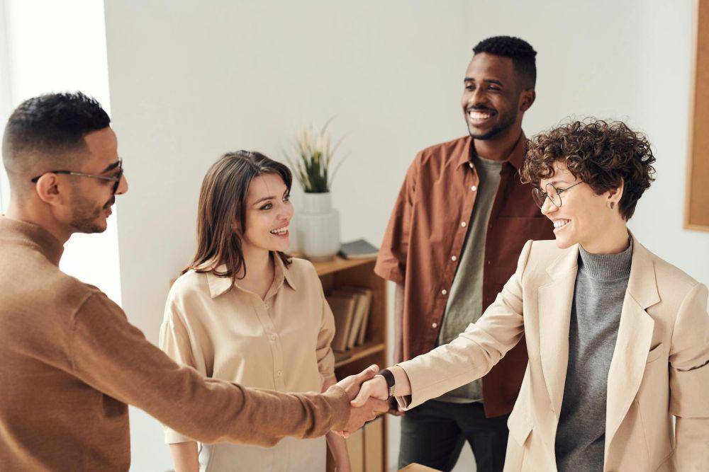 ilustrasi orang berjabat tangan membangun networking (pexels.com/@fauxels)