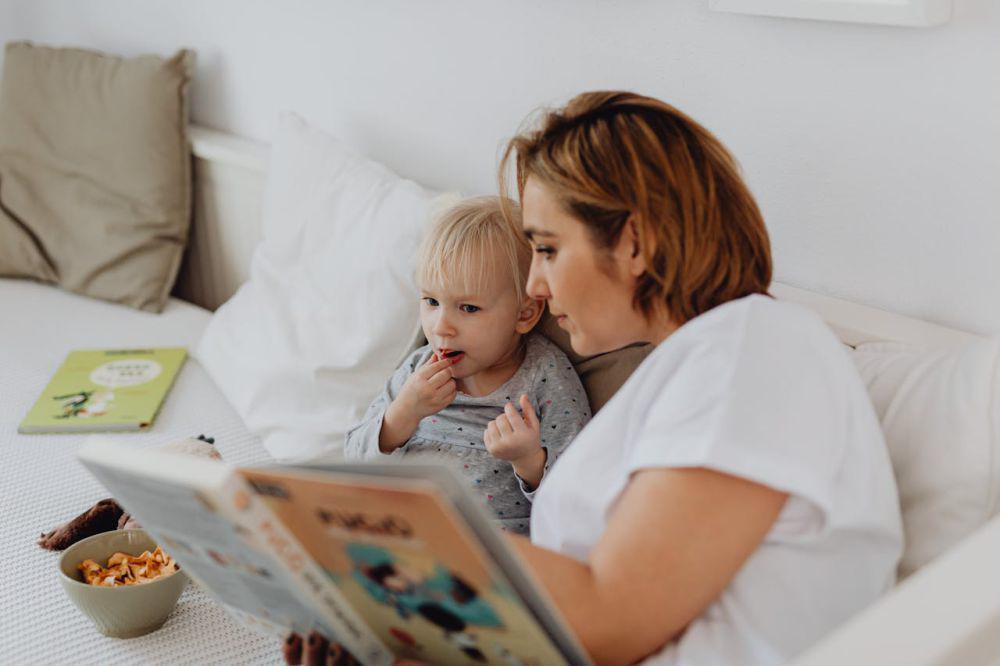 ilustrasi membaca buku bersama anak (pexels.com/Photo By: Kaboompics.com)