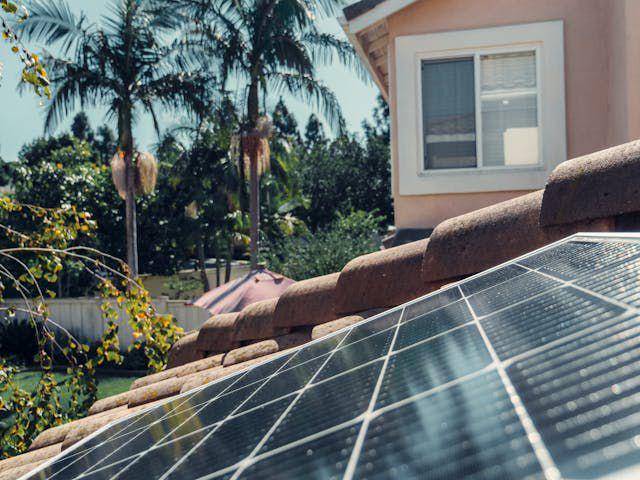 ilustrasi solar panel (pexels.com/Kindel Media)