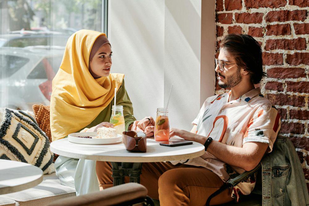 7 Cara Mengatasi Salah Tingkah saat Bertemu Crush