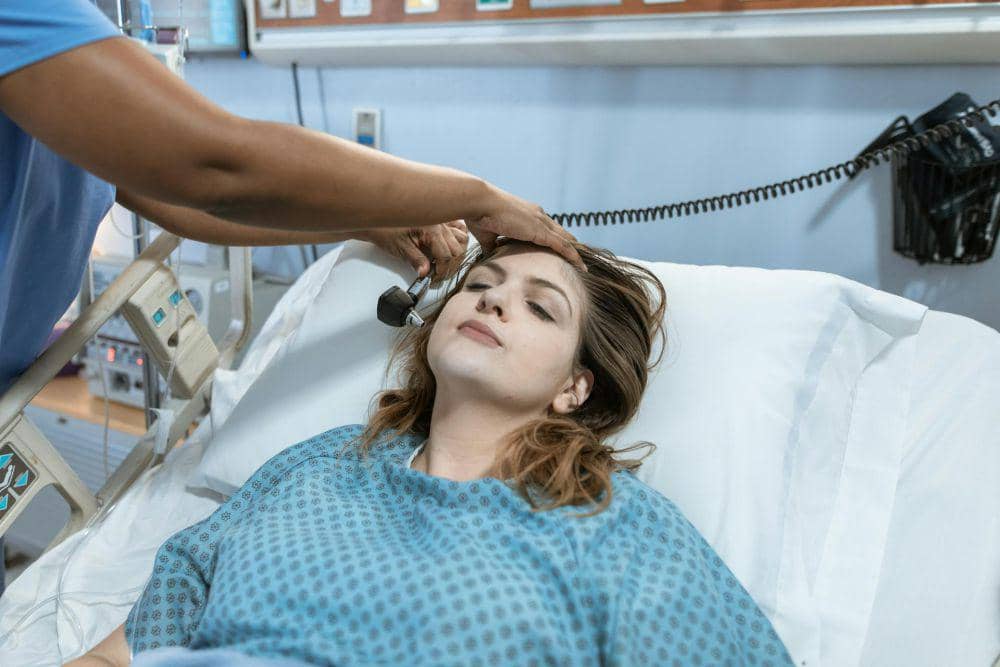 ilustrasi dokter memeriksa telinga pasien (pexels.com/@rdne)
