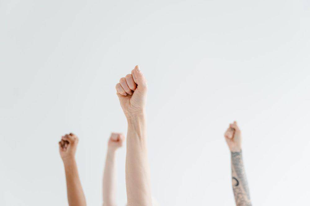 tangan perempuan menegakkan keadilan (pexels.com/Tima Miroshnichenko)