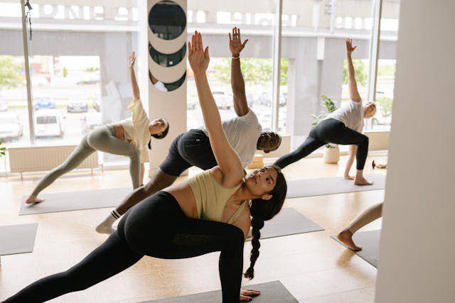 ilustrasi kelas yoga (pexels.com/Yan Krukau)