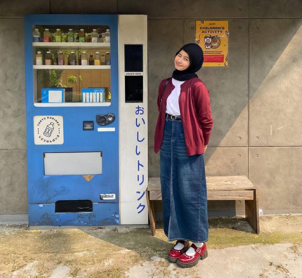 OOTD kencan hijab memakai rok (instagram.com/dar.q)