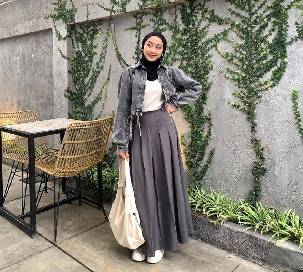 OOTD kencan hijab memakai rok (instagram.com/shalshakhrns)