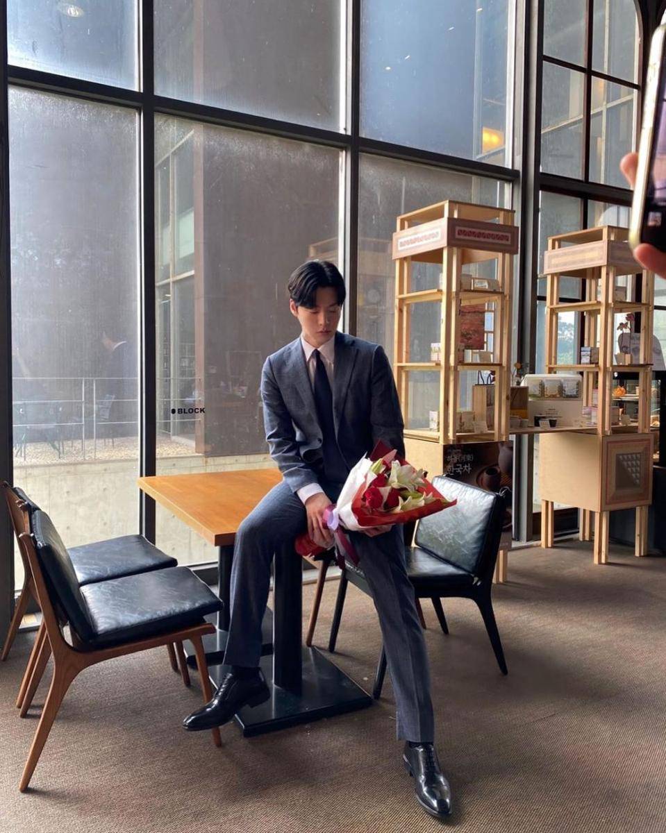 outfit romantis fine dining ala Ahn Jae Hyun (instagram.com/aagbanjh)