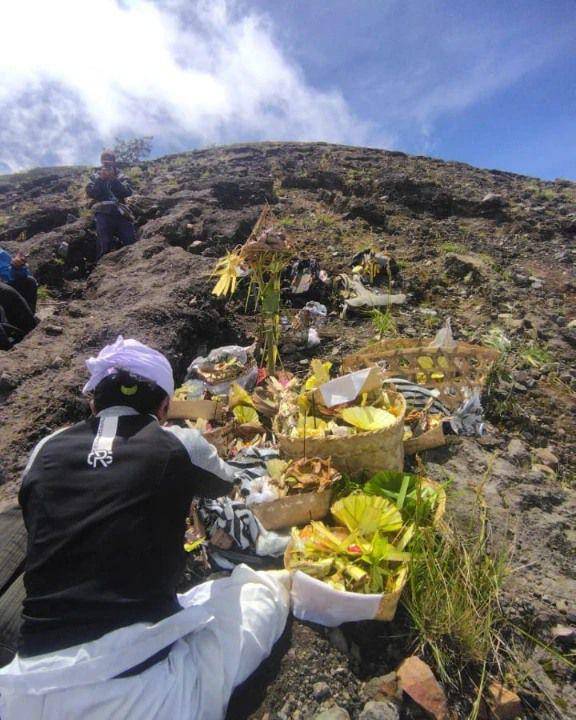 Upacara keagamaan di Gunung Agung (instagram.com/gunungagung.id)