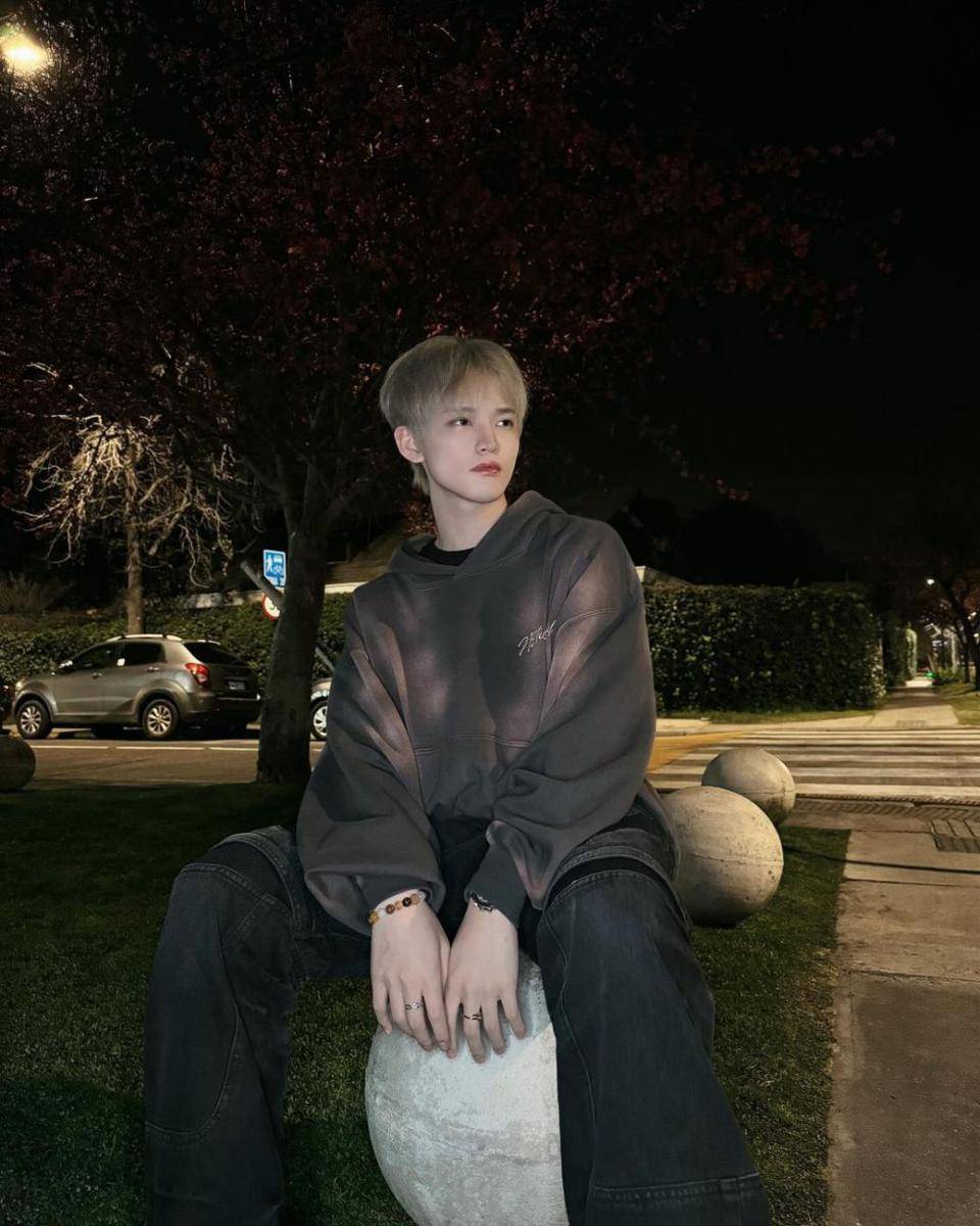 Ide Outfit dengan celana jeans ala Chenle NCT (instagram.com/kh1000le)