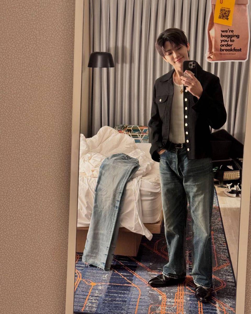 Ide Outfit dengan celana jeans ala Jaemin NCT (instagram.com/na.jaemin0813)