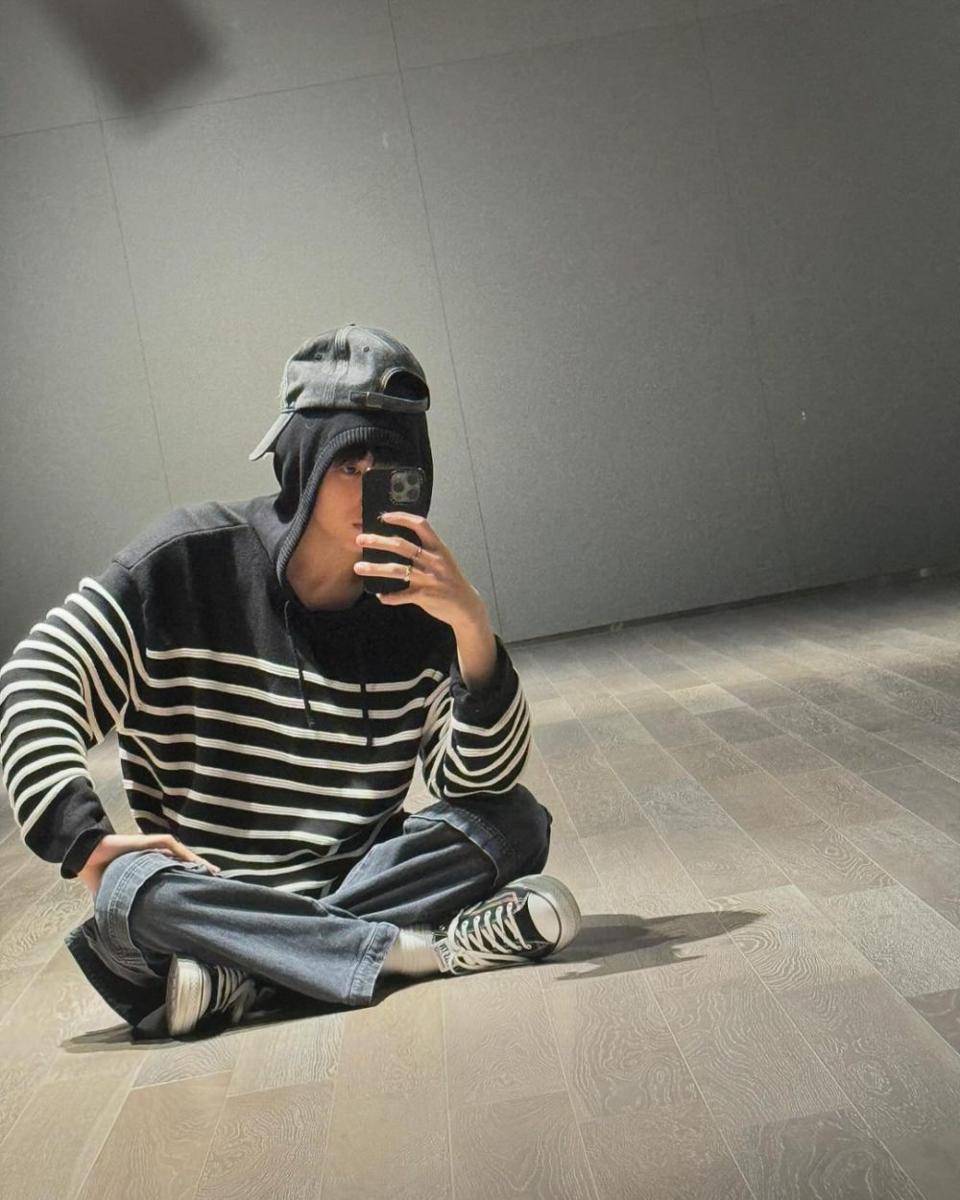 Ide Outfit dengan celana jeans ala Jisung NCT (instagram.com/the__and.y)