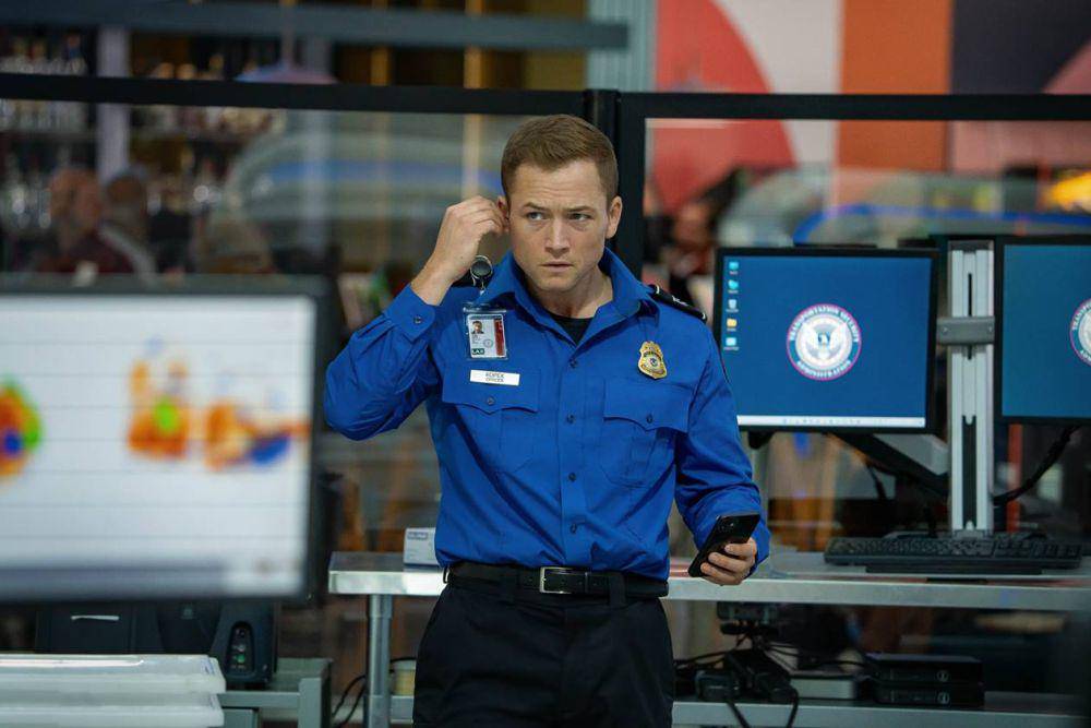 Cuplikan trailer film Carry-On, dibintangi Taron Egerton dan Jason Bateman (dok. Netflix/Carry On)