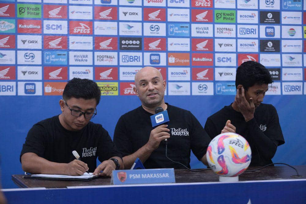 Pelatih kepala PSM Makassar, Bernardo Tavares, dalam sesi jumpa pers pra-pertandingan versus Madura United pada Kamis 17 September 2024. (Dok. PT Liga Indonesia Baru)