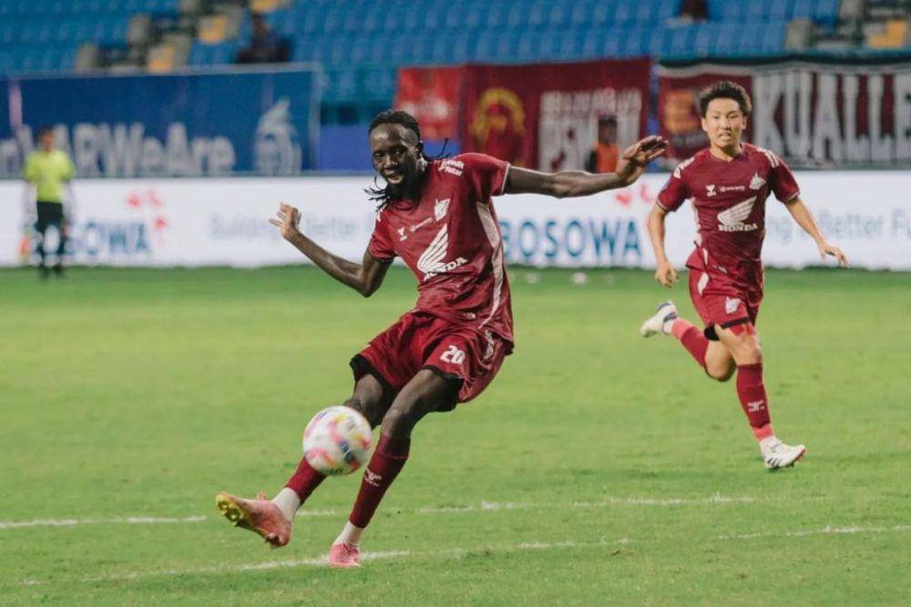 Aksi pemain PSM Makassar yakni Tito Okello dalam laga pekan ke-8 BRI Liga 1 2024/25 melawan Madura United yang berlangsung di Stadion Batakan Balikpapan pada Jumat 18 Oktober 2024. (Instagram.com/psm_makassar)