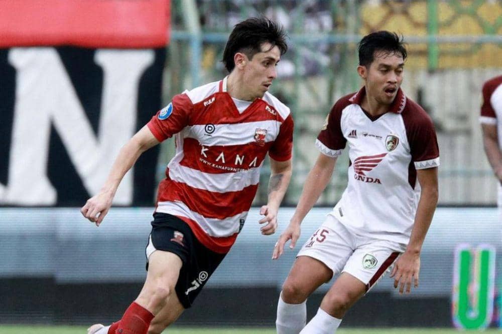 Salah satu momen pertandingan pekan ke-32 BRI Liga 1 2023/24 anatar Madura United versus PSM Makassar yang berlangsung di Stadion Gelora Bangkalan pada 21 April 2024. (Instagram.com/maduraunited.fc)