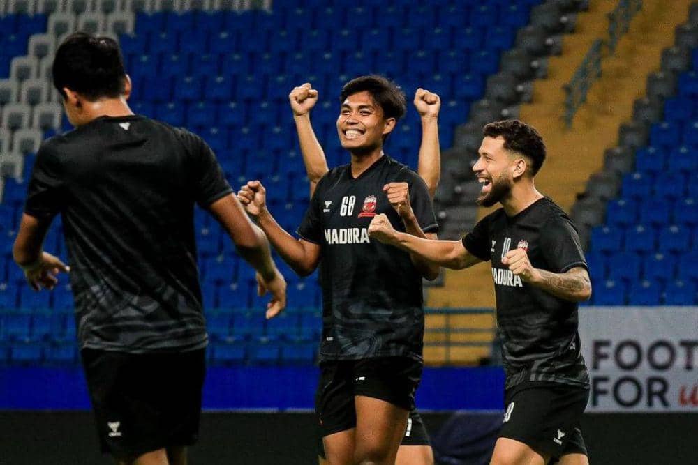 Para pemain Madura United dalam sesi official training di Stadion Batakan Balikpapan pada Kamis 17 Oktober 2024. (Instagram.com/maduraunited.fc)
